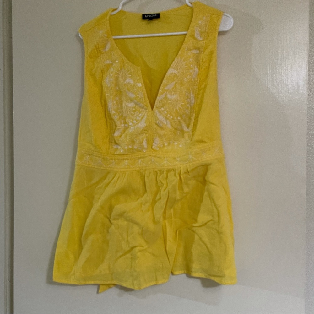 Sleeveless yellow flowy tank